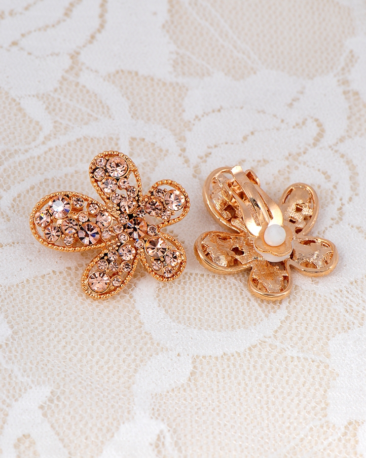 حلق اذن الحجر التشيكي وعيون القط