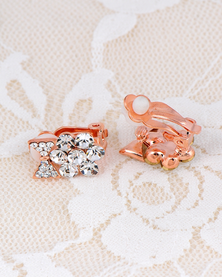 حلق اذن بالحجر التشيكي