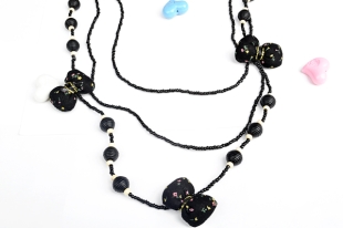 قلادة بلون أسود