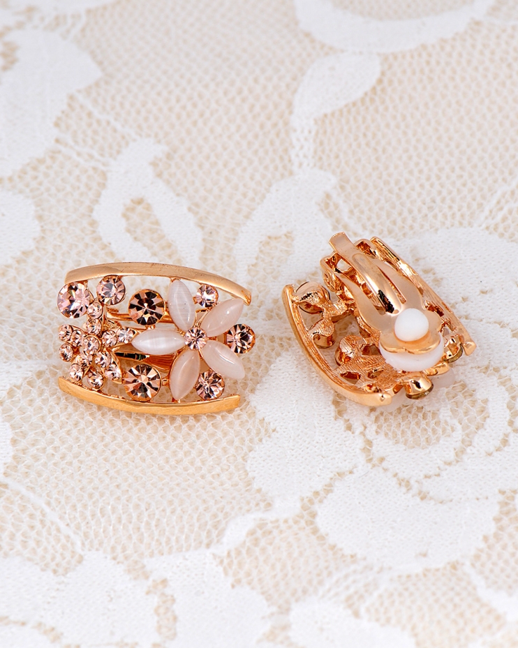 حلق اذن متعدد بالحجر التشيكي وعيون القط